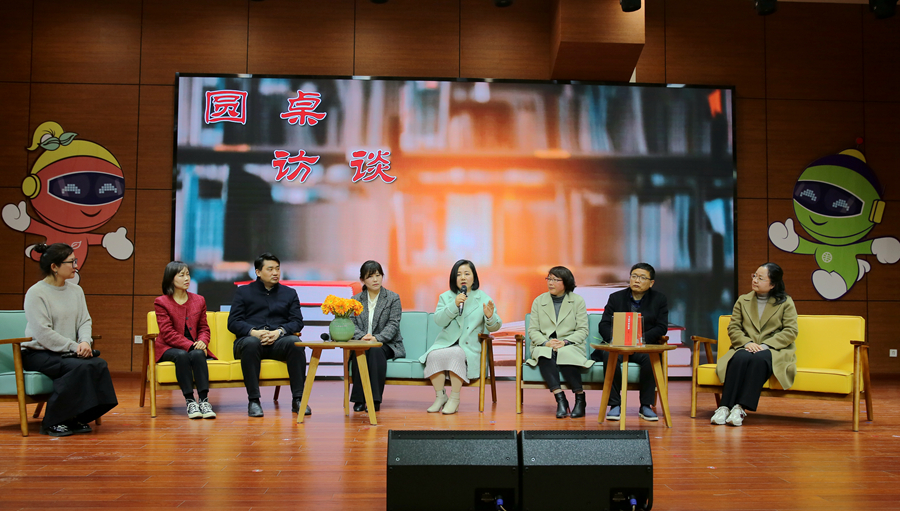 合肥市教育局副局长陈雪梅，包河区区委常委、宣传部长赵晓晖，安徽省少年儿童出版社总编辑阮怀伟、安徽省图书馆少儿部主任朱海峰，合肥市青年路小学教育集团理事长徐翠银等人就全社会营造支持青少年阅读优质环境展开主题探讨。.jpg
